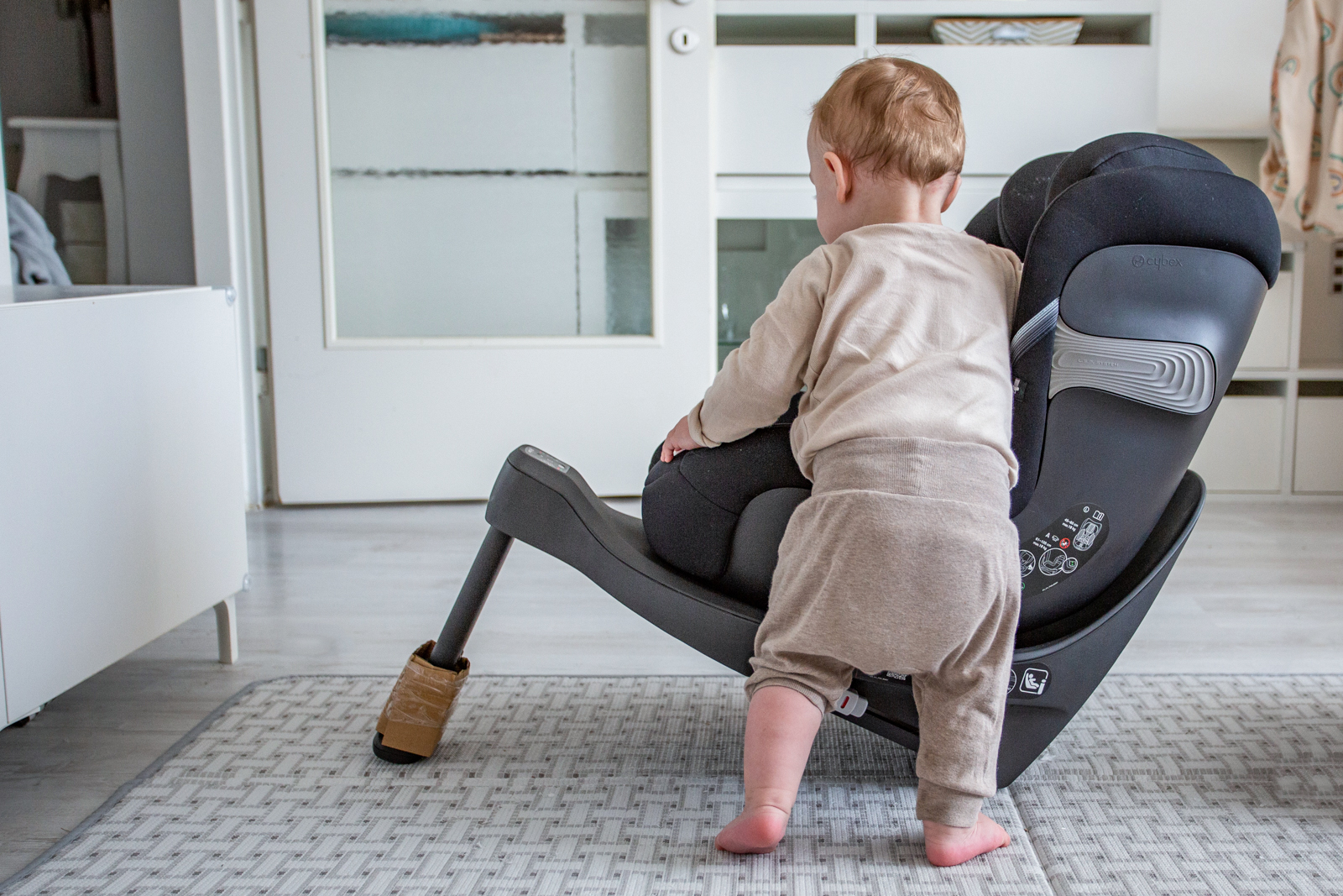 Kind im Kindersitz gesehen durch den hinteren Sitz Spiegel auf der