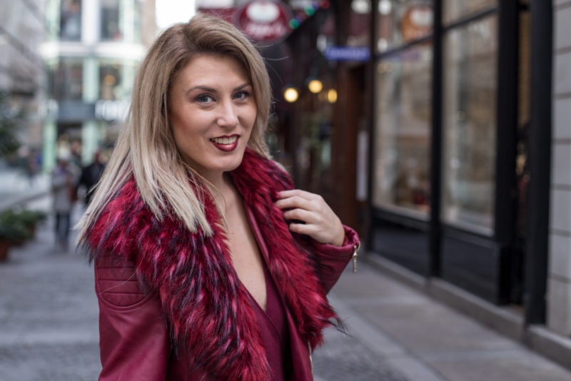 Foto-by-Nadja-Nemetz-Wien-wienerblogger-blogger-fashionblogger-modeblogger-fashion-mode-outfit-red-jacket-she24-fakefur-blonde-blondie-black-bag-jacke-tasche-hallhuber-zalando-sarahkern-sarah-kern-3