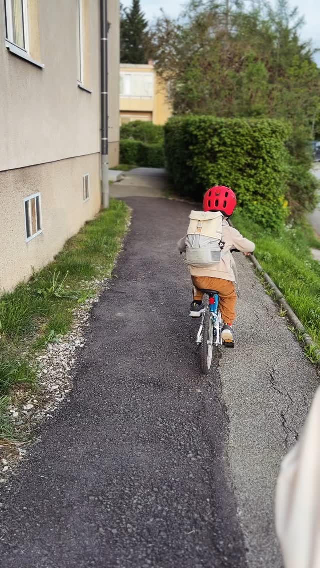 Let‘s give it a try: @instagram Edits here we go 🥳 feat. @woombikes von der Handhabung komplett intuitiv und easy. Facettracking würde ich mir noch wünschen, sowie richtige Fade In & Fade Out Effekte 🫶🏻 sonst: wirklich ne kompakte App 🙏🏻 #instagramedit #instagramedits #woom #woombikes
