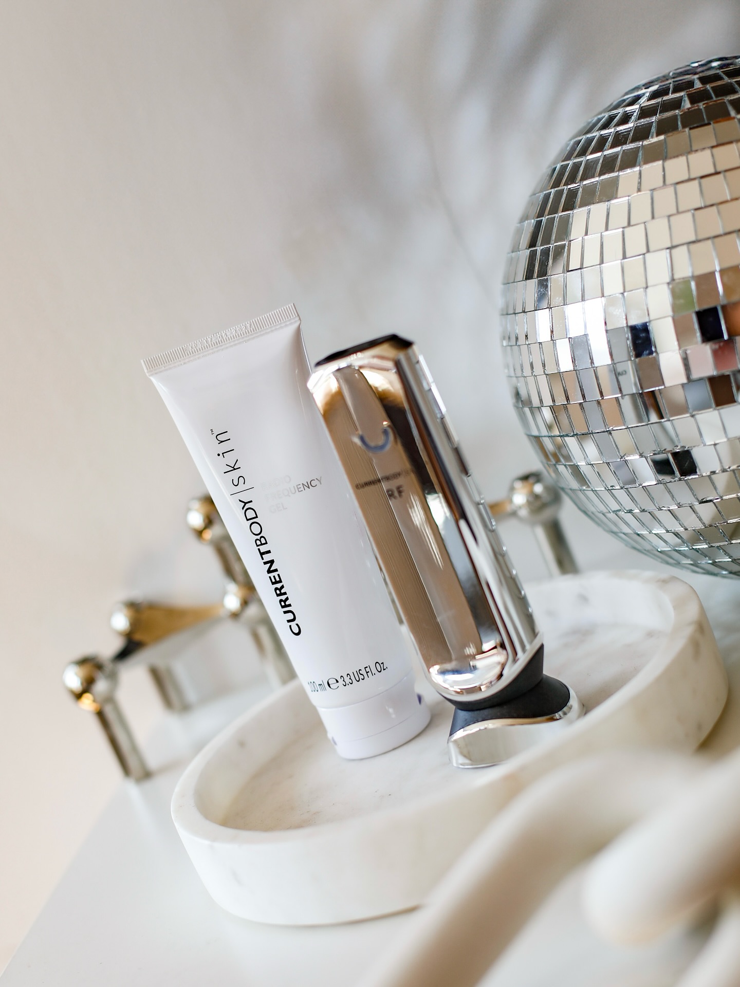 Mama hat ein neues Beauty Gadget 😍 das Radio Frequenz Gerät von @currentbody 🙈 seit fast 2 Wochen teste ich es nun, das Gerät ist allerdings nur einmal in der Woche anzuwenden 🤫 ein detaillierter Blogpost dazu kommt jedenfalls ganz bald online 🖥️ das RF-Gerät ist eine non-invasive Alternative zum Facelift 🔪 und ich sage damit aktiv meinen beginnenden Stirnfalten den Kampf an ☝🏻 mit der einzigartigen Technologie von @currentbody hält das Gerät die Haut konstant auf 43 Grad, der optimalen Temperatur zur Kollagenproduktion 🥳 ich bin schon so gespannt auf die Ergebnisse 🤯 für alle Last-Minute Osterhasen habe ich einen -10% mit ‼️ CBVIOLET ‼️ spart ihr auf das gesamte @currentbody Sortiment (PS: mein Geheimtipp ist die LED Maske) 🛍️ 
————————————————————————————
[Ad/Werbung/PR Sample/Markennennung]
#currentbody #currentbodyskin #currentbodyledmask #currentbodycoupon #rftechnology