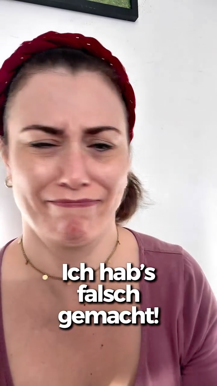 Ich hab den ZIIP Halo von @ziipbeauty zuerst falsch benutzt: zu wenig Gel, zu schnell – Mama-Modus halt.
Jetzt weiß ich: mehr ist mehr (Gel!) + langsam nach oben.
Wenn du dir nur 1 Sache von diesem Reel merkst: Gel ist Pflicht. 
Kommentier „ROUTINE“ für liebsten Programme in der App des ZIIP Halo 🤫
PS: er eignet sich auch perfekt als Geschenk 🎁 der Osterhase 🐰 🐣 freut sich bestimmt über einen Tipp 😜 und der Muttertag ist quasi auch um‘s Eck 🙈 mit dem Code ‼️ CBVIOLET ‼️ bekommt ihr -10% 🥳
#ziiphalo #ziipbeauty #microcurrentdevice #beautygadget #glowroutine @currentbody @currentbody_de @ziipbeauty