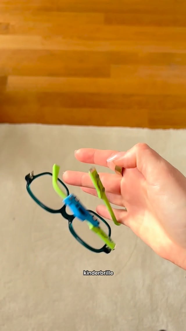 ‼️FOLGE FÜR MEHR MAMA CONTENT ‼️ 
Kinderbrille kaputt. Zu den Feiertagen. Natürlich.
Und der Hase? 🐰 ist heute zu @pearle.at  gesprintet, als würd‘s dort gratis Eis 🍧 geben 😂
Was ich sagen muss: Pearle sind wirklich Spezialisten ☝🏻geduldig, kinderfreundlich und so entspannt, dass sogar ich kurz vergesse, dass ich seit 5 Jahren Mama-Krisenmanagerin bin.
Danke fürs Mitdenken, Mitlächeln und für den tollen Service! 
Wer braucht auch gerade eine neue Kinderbrille?
#kinderbrille #pearle #wienmama #mamarealness #familienalltagmitkinder