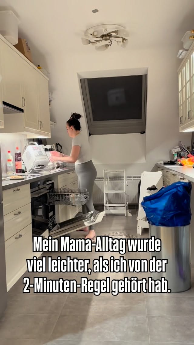 Mein Mama-Alltag wurde viel leichter, als ich die 2-Minuten-Regel verstanden hab. 😅
Nicht weil dann plötzlich alles „perfekt“ ist, sondern weil ich aufgehört hab, jeden Krümel als Lebensaufgabe zu sehen.
So nutze ich die Regel aktiv:
✅ Dauert’s unter 2 Minuten? Sofort erledigen.
🧺 Dauert’s länger? In den „Park-Korb“ / auf die Liste.
⏱️ Timer aus = Stopp. Ich bin keine Putz-App.
Meine Lieblings-2-Minuten-Retter:
Teller rein, Müll zu, Jacken weg, Spielzeug in EINEN Korb (ohne Sortierstudium). 🙃
👉 Speichern für später, wenn du gerade zwischen „Ich müsste…“ und „Ich kann nicht…“ steckst.
💬 Und jetzt du: Was ist dein bestes 2-Minuten-Mama-Hack? #mamahack #reellove2026