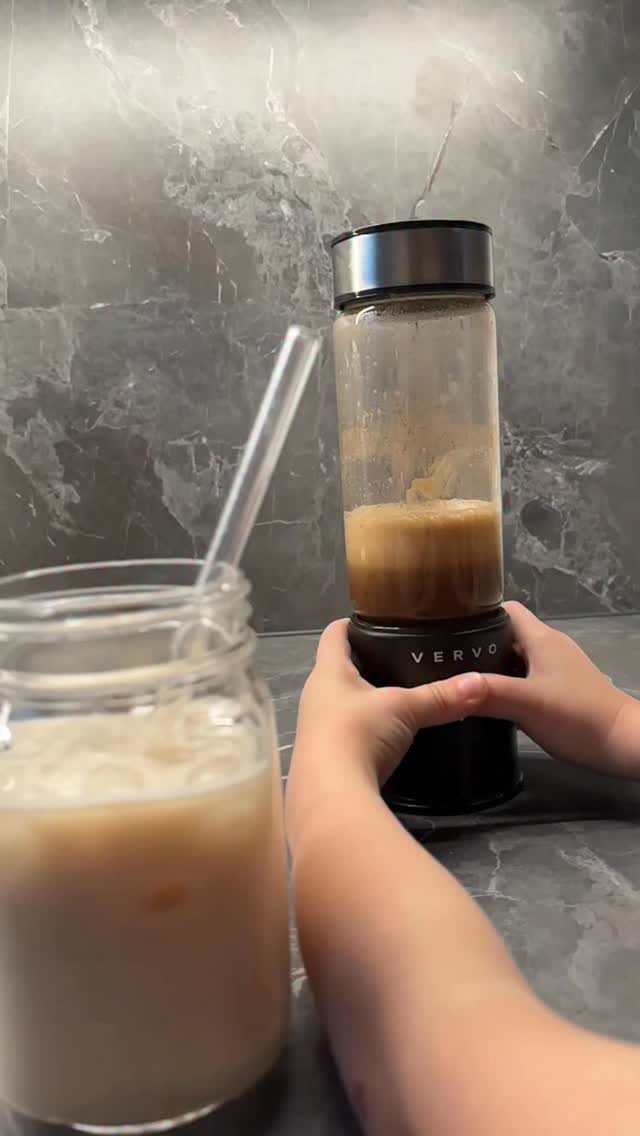 Der Hase kann mir schon Kaffee ☕️ machen seit er 1,5 Jahre alt war 😳 mir fällt gerade auf, ich muss die Puppi dahingehend noch schulen 😂 anyways, aktuell assistiert er mir bei meiner neuen Obsession, welche sich wie folgt zusammensetzt:
☕️ 2 EL brauner Zucker
☕️ 1 EL HONIG 🍯 
☕️ 1 EL Zimt
☕️ 1 bissi Salz 
☕️ 2 Espressi - alles zusammen gut mixen 
NEXT: 
☕️ 2 große Gläser mit vielen 🧊 
☕️ Milch nach Geschmack in die Gläser 
☕️ Kaffeemischung drüber - ENJOY #coffeelovers☕️