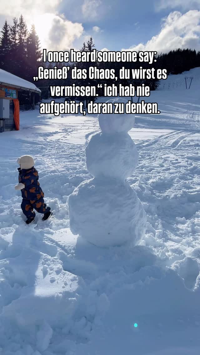 I once heard someone say: ‚Genieß das Chaos, du wirst es vermissen.‘ Ich hab nie aufgehört, daran zu denken. 🧸🫶
Weil es stimmt… und weil es manchmal auch einfach nur nach Druck klingt, wenn man gerade müde ist.
Deshalb mein ehrlicher Zusatz: Du musst nicht jeden Moment genießen. Du darfst ihn überleben und ihn dir trotzdem später zurückholen. Deswegen Filme und fotografiere ich so viele Momente, wie diesen hier, als wir noch eine 3 köpfige Familie waren und unseren ersten Winterurlaub gemeinsam gemacht haben 🥰
3 Dinge, die mir helfen, das Chaos festzuhalten (ohne Pinterest-Perfektion):
1.	10-Sekunden-Video statt Foto: einfach laufen lassen. Stimmen, Schritte, Gelächter – das ist später Gold.
2.	„1 Satz pro Tag“ in die Notizen: „Heute hat sie mich angelächelt, obwohl ich genervt war.“ Fertig.
3.	Der „Anker-Moment“: Ein Mini-Ritual, das immer geht: 1 Minute Kuscheln, 1 Buchseite, 1 Lied. Nicht mehr.
Und ja: An manchen Tagen genieße ich’s.
An anderen genieße ich nur… dass alle irgendwann schlafen. 😅🔥
💬 Was würdest du später am ehesten vermissen: das „Mamaaaa!“, die kleinen Hände oder das Chaos am Boden? #reellove2026