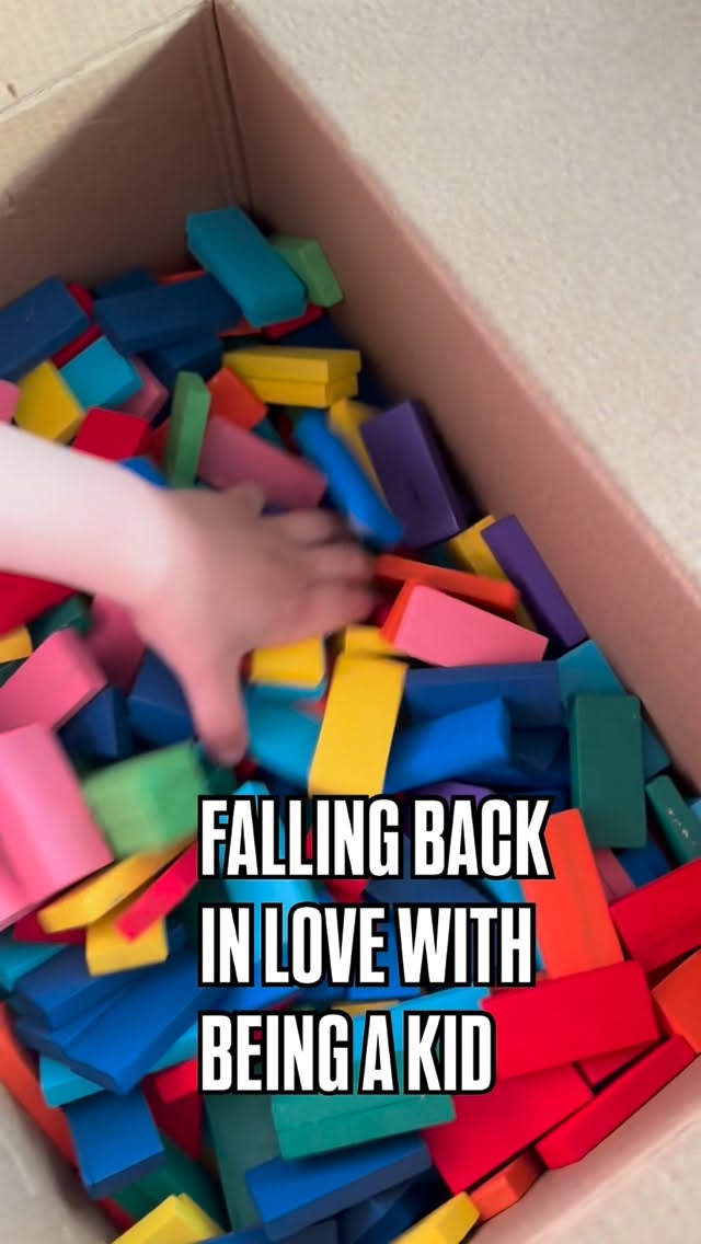 Seit ich Mama bin, passiert mir das ständig: Ich gehe raus „für die Kinder“ … und komme zurück mit einem Nervensystem, das endlich wieder atmet. 🌿
Was ich dabei neu gelernt habe (und was du dir klauen darfst):
3 Mini-Wege, wie du im Alltag wieder mehr Kindsein fühlst – ohne extra Zeit:
1.	1% weniger Plan. Lass einmal pro Woche sie entscheiden: Pfütze, Stock, Umweg. Fertig.
2.	Mikro-Momente statt Perfektion: 10 Minuten Spielplatz zählen. Du musst keinen „Ausflug“ produzieren.
3.	Sinnes-Reset: Schau 30 Sekunden bewusst hin (Blätter, Schnee, Licht) das ist gratis Achtsamkeit, nur ohne Yoga-Voice, für die ich ohnehin keinen Nerv hab 😂
Und falls du denkst „Ich hab dafür keine Energie“:
Genau deshalb. Kindsein ist nicht noch eine Aufgabe , es ist oft die Rückkehr aus dem Dauer-Funktionieren. 🤍
💬 Was ist dein größter „ich fühl mich wieder wie früher“-Moment: Schaukeln, Pfützen, Schnee, Seifenblasen?
🔖 Speichern für den nächsten Tag, an dem du nur noch „durchhalten“ willst.  #reellove2026