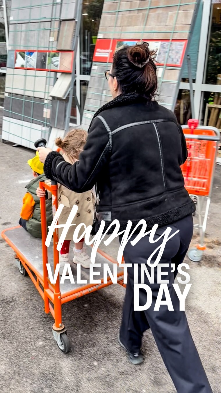 Our kind of Valentine’s date 💘🛠️
Während andere Dinner reservieren, machen wir als Familie das, was bei uns wirklich Romantik ist: Baumarkt. 😅
Weil Elternsein manchmal heißt: Date Night = gemeinsam Dinge erledigen und sich dabei trotzdem als Team fühlen.
3 Wege, wie ein „errand date“ plötzlich Quality Time wird:
1.	Mini-Ritual draus machen: Coffee to go + 1 Sache, die nur ihr zwei aussucht (Pflanze, Kerze, Farbe).
2.	Kinder einbinden: Jeder bekommt eine Mini-Aufgabe („Schraubenfinder“, „Farbberaterin“) → weniger Quengelei, mehr Teamgefühl.
3.	Nachher ein kleiner Abschluss: Krapfen/Donut im Auto oder daheim  damit der Tag ein „Date“ war und nicht nur To-do. 🍩
Und ganz ehrlich: Liebe ist nicht nur Rosen. 🌹 #happyvalentineday #bemyvalentine #valentinstag2026 
Liebe ist auch: „Ich halt den Einkaufswagen, du suchst die richtigen Dübel.“ 🤝💕
💬 Was ist euer „romantisch, aber praktisch“-Date? Baumarkt, Supermarkt, IKEA oder Spaziergang?