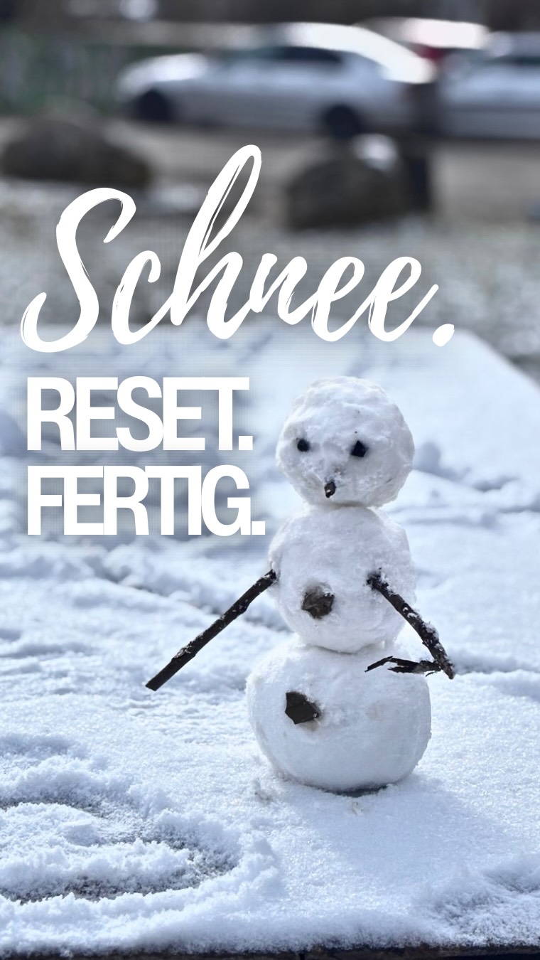 Ich wollte heute eigentlich drinnen bleiben und so tun, als wär ich eine Zimmerpflanze . 🌿😅
Aber dann haben wir’s einfach gemacht: Schuhe an. Raus. Schnee.
Und plötzlich war der Abend… 10% weniger Theater.
Warum Schnee bei uns der schnellste Reset ist:
•	Kids beschäftigen sich quasi selbst: stapfen, rutschen, werfen, bauen 🏃‍♀️
•	Kälte + Bewegung = Regulation statt Endlosdiskussion
•	Null Planung nötig: die Natur macht das Programm
Meine 15–30 Min Schnee-Formel (für Tage mit 0 Energie):
1.	Timer stellen ⏱️
2.	Kein Ziel – vor die Tür reicht
3.	Ja-Zone: Schnee/Spuren/Stöcke = erlaubt
4.	Snack + Tee to-go = weniger „ich bin hungrig“-Drama
5.	Danach: warm + kurz kuscheln = Runterkommen
Und falls du’s heute brauchst:
Du musst nicht motiviert sein. Du musst nur angezogen sein. 🙃
💬 Was ist bei euch der Winter-Endgegner: Anziehen, Handschuhe, oder „mir ist kalt“ nach 2 Minuten?
🔖 Speichern für den nächsten Kipp-Nachmittag.#momhack #justgooutside