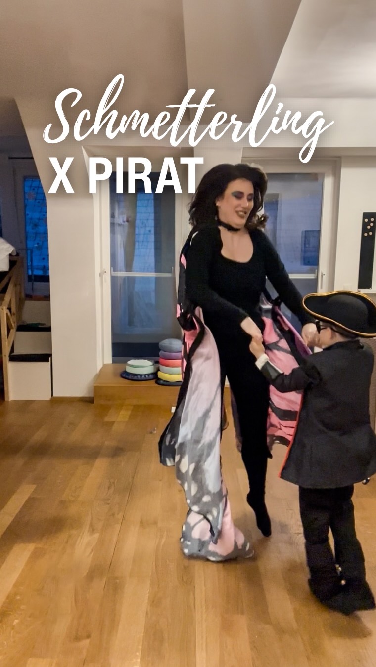 SCHMETTERLING 🦋 trifft PIRAT 🏴‍☠️ und ich sag’s, wie’s ist: Fasching mit Kind ist weniger „Pinterest“ und mehr „Überleben mit Glitzer“ ✨ und Hauptsache SPASS 🥳 Die Maus 🐭 hat es heute überhaupt nicht gefühlt und ist demnach heute nicht verkleidet, was auch in Ordnung ist 🥰
Damit’s bei uns nicht in Tränen + Kostüm-Krise endet, hab ich meine 3-Punkte-Faschings-Formel:
1.	Komfort > Perfektion
Wenn’s kratzt, rutscht oder juckt → Game over. Lieber „gut genug“ als Drama.
2.	Notfall-Set in der Tasche
Haargummi, Feuchttücher, Mini-Snack, Pflaster. (Und ja: ein Ersatz-Accessoire rettet Leben - Haarreifen ftw )
3.	Erwartungen runter, Fotos hoch
Ein gutes Foto > zehn perfekte Programmpunkte. 5 Minuten Spaß einfangen, dann einfach mitlaufen lassen.
Welche Kombi seid ihr heuer? 🎭
Team „Kind entscheidet“ oder Team „Mama hat ein Konzept“? 😅 #fasching2026 #karneval2026