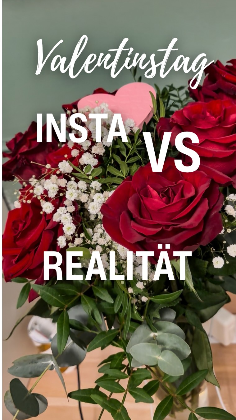 THROWBACK zum Valentinstag: Er bringt mir rote Rosen. 🌹🥹 Ich so: awww, die sind wunderschön … und dann fällt mir ein: wir haben Kinder. 😅
Rosen bekommen mit Kleinkindern ist nicht nur Romantik, es ist auch Logistik.
Also hier mein Blumen-Überlebensplan (für alle, die auch „Liebe“ bekommen und „Chaos“ zuhause haben):
1.	Sicherheitsstufe 5: Vase auf einen Platz, den kleine Hände nicht erreichen. (Klingt hart. Ist nötig.)
2.	Stiele kürzen + viel Wasser: hält länger und erspart dir „Warum hängen die schon??“-Drama.
3.	Plan B: 1–2 Blüten abtrennen und in ein Mini-Glas → falls die Vase doch fällt, hast du wenigstens noch Schönes. 
Liebe bleibt Liebe, nur halt mit Kindersicherung. 🌹🔒 Wo stellt ihr Blumen hin, damit sie überleben? 😅