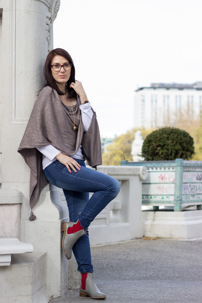 outfit-fashion-mode-taupe-greige-cape-comma-jeans-chelsea-boots-grau-rot-wien-komono-myns-2