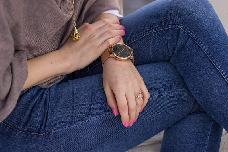 outfit-fashion-mode-taupe-greige-cape-comma-jeans-chelsea-boots-grau-rot-wien-komono-myns-1