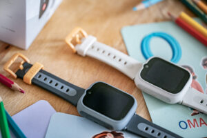 TCL MOVETIME MT48 Kinder-Smartwatches mit Armbändern auf einem Tisch Kopieren