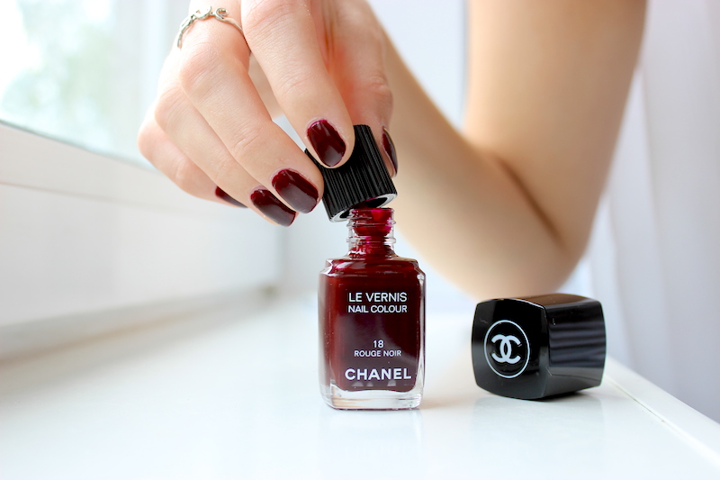 CHANEL Rouge Noir / ESSIE Lacy not Racy