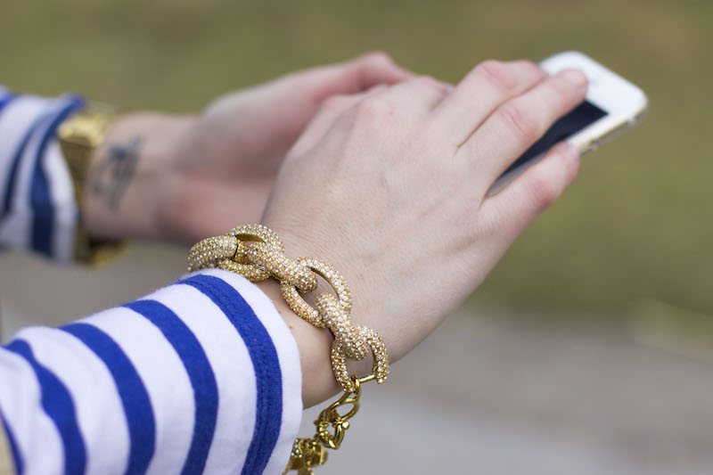 bracelet-armband-glitzer-jcrew-gold-trenchcoat-hands